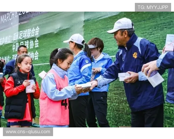 女足明星社区公益活动，指导青少年足球训练