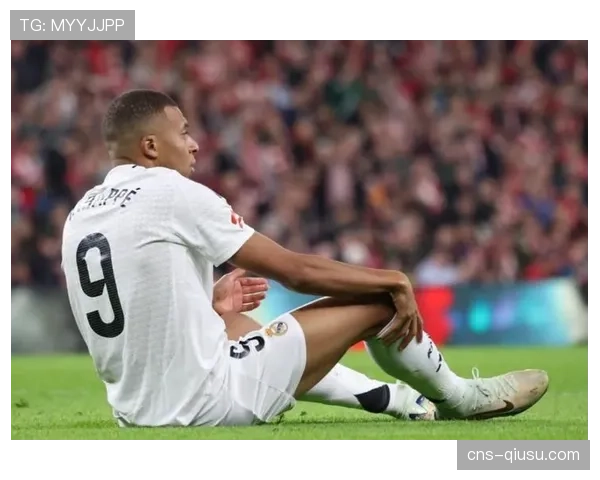 特写:射失点球后,姆巴佩在场边反复观看平板电脑上的助跑数据分析